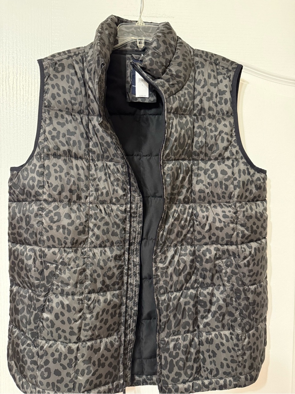 GAP women Grey Leopard-Print Puffer Vest new with tag